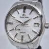 Grand Seiko Heritage Morning Frost SBGA465 (10) Grand Seiko Heritage Morning Frost SBGA465 – luksusowy zegarek japoński Spring Drive 9R65, stalowa koperta 40 mm, rezerwa chodu 72 h. Dostępny w Artemwatch