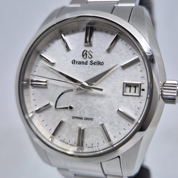 Grand Seiko Heritage Morning Frost SBGA465 (10) Grand Seiko Heritage Morning Frost SBGA465 – luksusowy zegarek japoński Spring Drive 9R65, stalowa koperta 40 mm, rezerwa chodu 72 h. Dostępny w Artemwatch