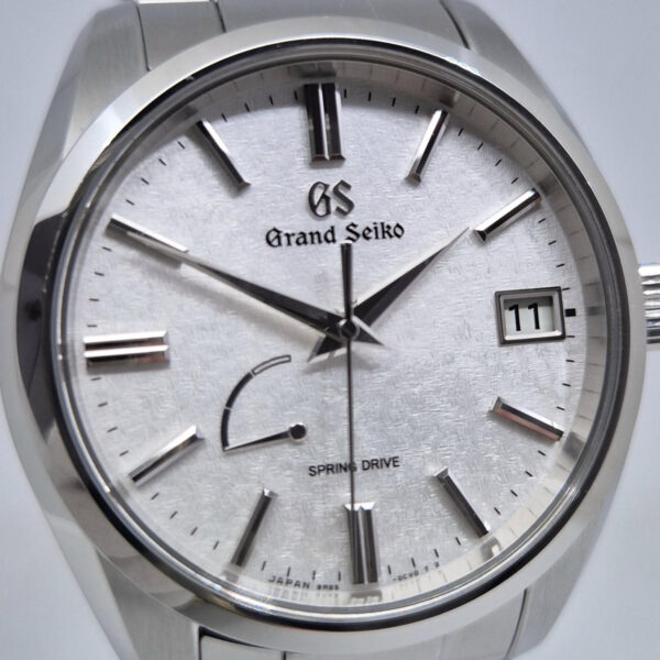 Grand Seiko Heritage Morning Frost SBGA465 (11) Grand Seiko Heritage Morning Frost SBGA465 – luksusowy zegarek japoński Spring Drive 9R65, stalowa koperta 40 mm, rezerwa chodu 72 h. Dostępny w Artemwatch