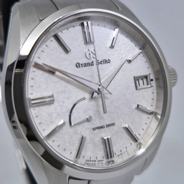 Grand Seiko Heritage Morning Frost SBGA465 (13) Grand Seiko Heritage Morning Frost SBGA465 – luksusowy zegarek japoński Spring Drive 9R65, stalowa koperta 40 mm, rezerwa chodu 72 h. Dostępny w Artemwatch