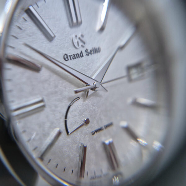 Grand Seiko Heritage Morning Frost SBGA465 (2) Grand Seiko Heritage Morning Frost SBGA465 – luksusowy zegarek japoński Spring Drive 9R65, stalowa koperta 40 mm, rezerwa chodu 72 h. Dostępny w Artemwatch