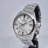 Grand Seiko Heritage Morning Frost SBGA465 (4) Grand Seiko Heritage Morning Frost SBGA465 – luksusowy zegarek japoński Spring Drive 9R65, stalowa koperta 40 mm, rezerwa chodu 72 h. Dostępny w Artemwatch