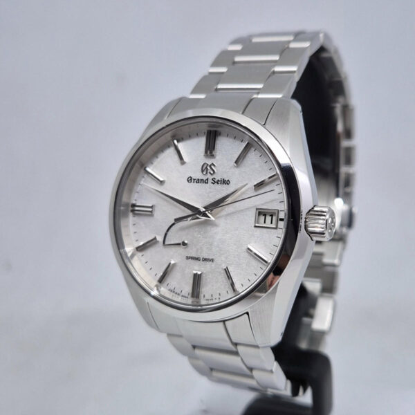 Grand Seiko Heritage Morning Frost SBGA465 (4) Grand Seiko Heritage Morning Frost SBGA465 – luksusowy zegarek japoński Spring Drive 9R65, stalowa koperta 40 mm, rezerwa chodu 72 h. Dostępny w Artemwatch