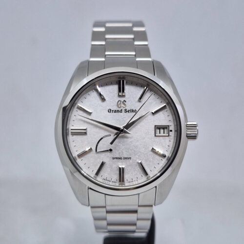 Grand Seiko Heritage Morning Frost SBGA465 Grand Seiko Heritage Morning Frost SBGA465 – luksusowy zegarek japoński Spring Drive 9R65, stalowa koperta 40 mm, rezerwa chodu 72 h. Dostępny w Artemwatch