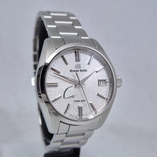 Grand Seiko Heritage Morning Frost SBGA465 (7) Grand Seiko Heritage Morning Frost SBGA465 – luksusowy zegarek japoński Spring Drive 9R65, stalowa koperta 40 mm, rezerwa chodu 72 h. Dostępny w Artemwatch
