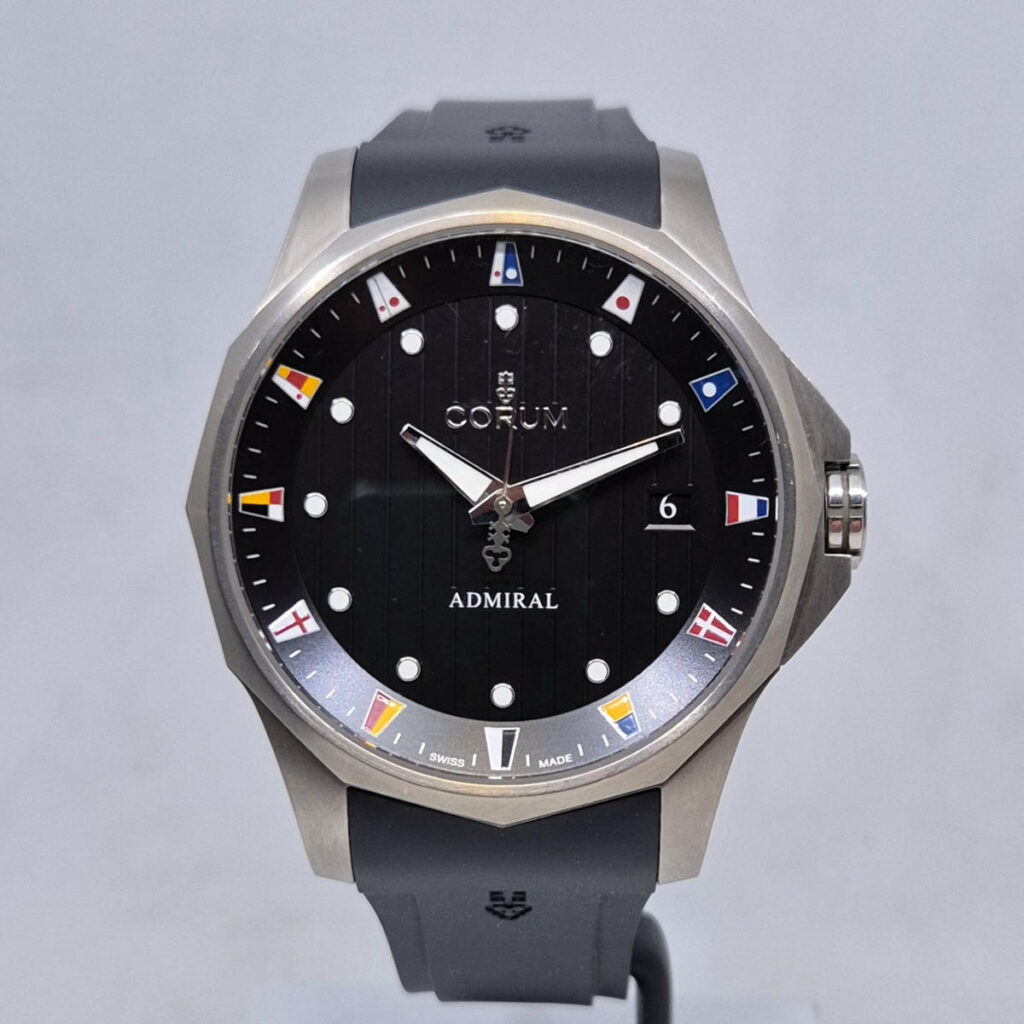 Corum Admiral 01.0146 – zegarek szwajcarski 47 mm, tytanowa koperta 47mm, caliber CO403, 65 h rezerwy,czarna tarcza. Dostępny w Artemwatch.