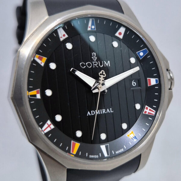 Corum Admiral 01.0146 – zegarek szwajcarski 47 mm, tytanowa koperta 47mm, caliber CO403, 65 h rezerwy,czarna tarcza. Dostępny w Artemwatch.