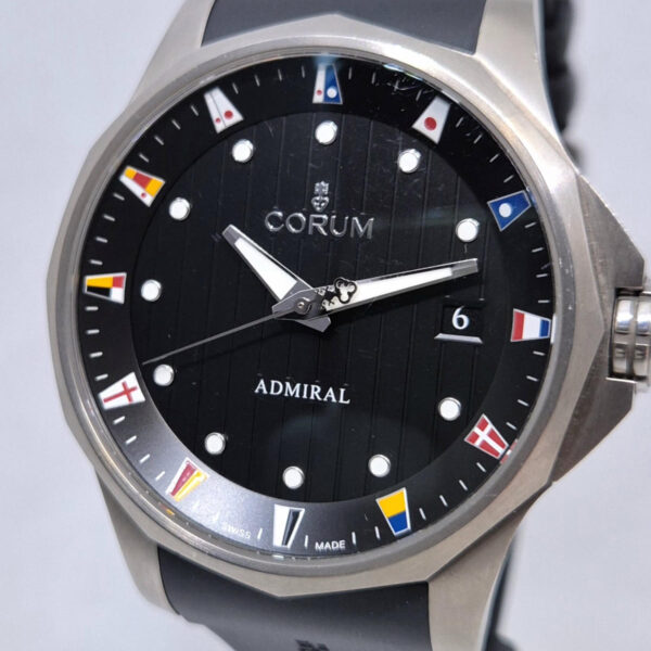 Corum Admiral 01.0146 – zegarek szwajcarski 47 mm, tytanowa koperta 47mm, caliber CO403, 65 h rezerwy,czarna tarcza. Dostępny w Artemwatch.