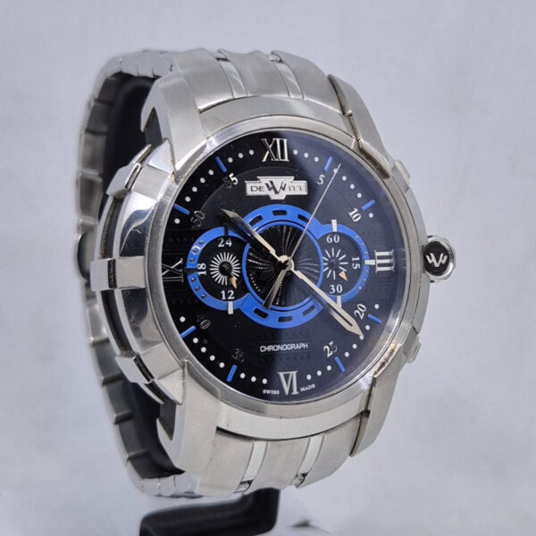DeWitt Glorious Knight FTV.CHR.007 (6) DeWitt Glorious Knight FTV.CHR.007.S4 – luksusowy szwajcarski chronograf z niebieską tarczą. Dostępny w Artemwatch