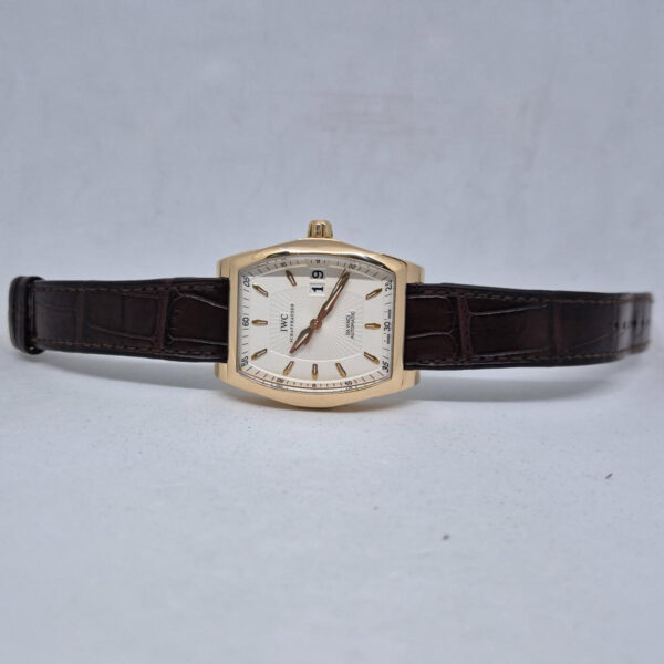 IWC Da Vinci IW452302 (1) IWC Da Vinci IW452302 – elegancki zegarek z 18-karatowego różowego złota z panoramicznym datownikiem. Gwarancja Artemwatch.
