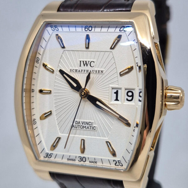 IWC Da Vinci IW452302 (11) IWC Da Vinci IW452302 – elegancki zegarek z 18-karatowego różowego złota z panoramicznym datownikiem. Gwarancja Artemwatch.