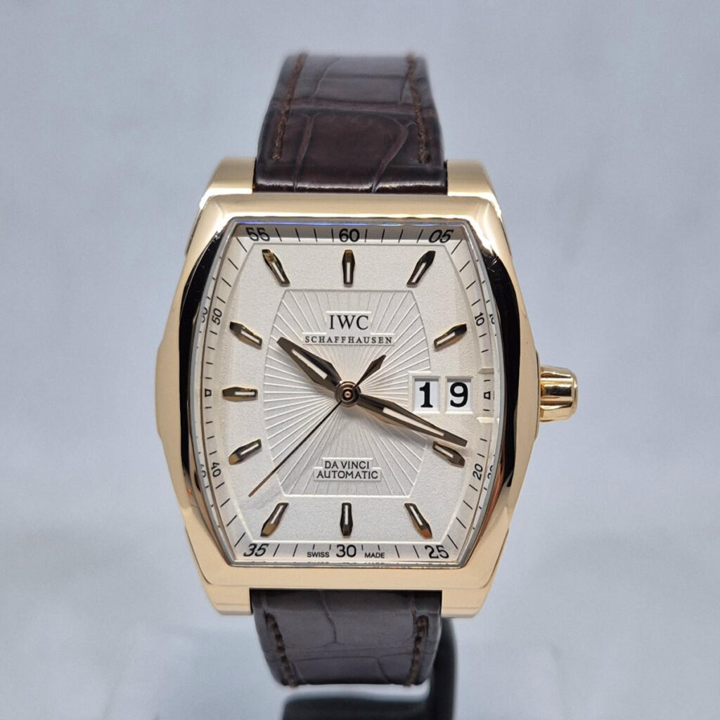 IWC Da Vinci IW452302 – elegancki zegarek z 18-karatowego różowego złota z panoramicznym datownikiem. Gwarancja Artemwatch.