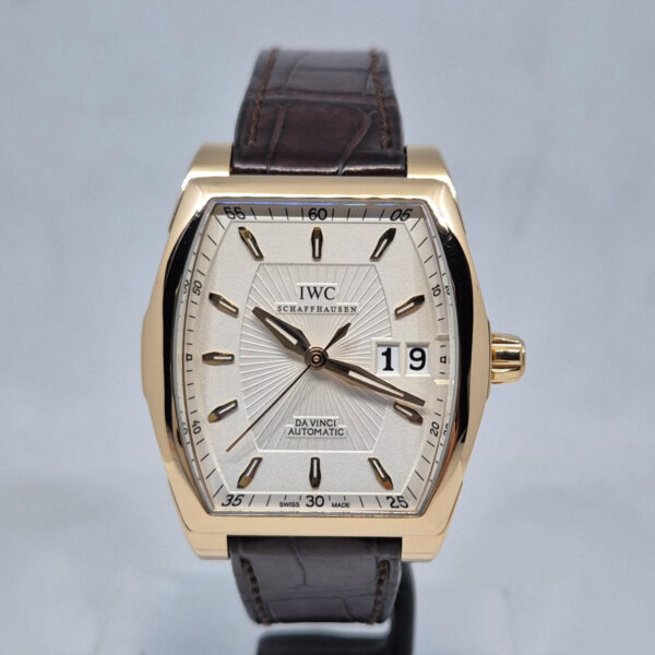 IWC Da Vinci IW452302 (2) IWC Da Vinci IW452302 – elegancki zegarek z 18-karatowego różowego złota z panoramicznym datownikiem. Gwarancja Artemwatch.