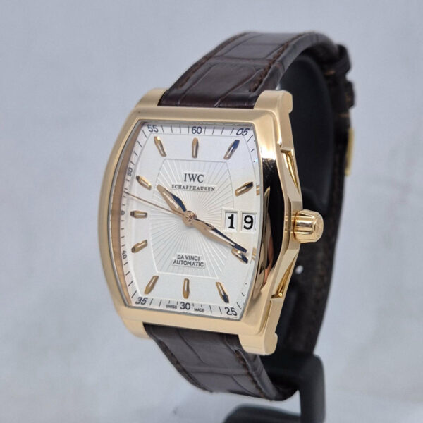 IWC Da Vinci IW452302 (3) IWC Da Vinci IW452302 – elegancki zegarek z 18-karatowego różowego złota z panoramicznym datownikiem. Gwarancja Artemwatch.