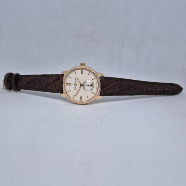 Ulysse Nardin Classico 8276-119 (1) Ulysse Nardin Classico 8276-119 – elegancki szwajcarski zegarek z automatycznym mechanizmem. Dostępny w Artemwatch z gwarancją