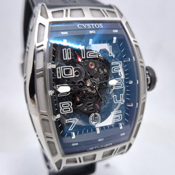 CVSTOS Challenge JetLiner SL (10) CVSTOS Challenge Jetliner SL – luksusowy zegarek automatyczny skeleton inspirowany lotnictwem, mechanizm CVS350, koperta tonneau. Dostępny w Artemwatch.