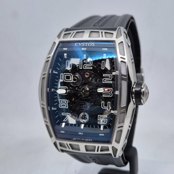 CVSTOS Challenge JetLiner SL (3) CVSTOS Challenge Jetliner SL – luksusowy zegarek automatyczny skeleton inspirowany lotnictwem, mechanizm CVS350, koperta tonneau. Dostępny w Artemwatch.