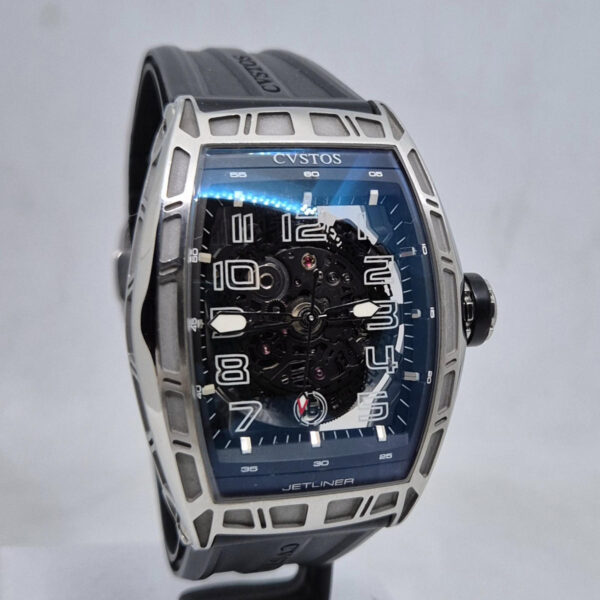 CVSTOS Challenge JetLiner SL (6) CVSTOS Challenge Jetliner SL – luksusowy zegarek automatyczny skeleton inspirowany lotnictwem, mechanizm CVS350, koperta tonneau. Dostępny w Artemwatch.