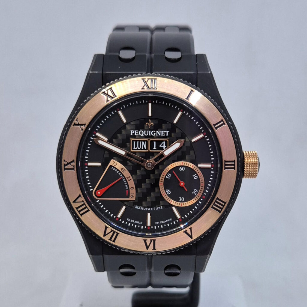 Pequignet Moorea Vintage Royale Triomphe 9020448/30 – manufakturowy zegarek z tytanową kopertą i złotym bezelem. Dostępny w Artemwatch