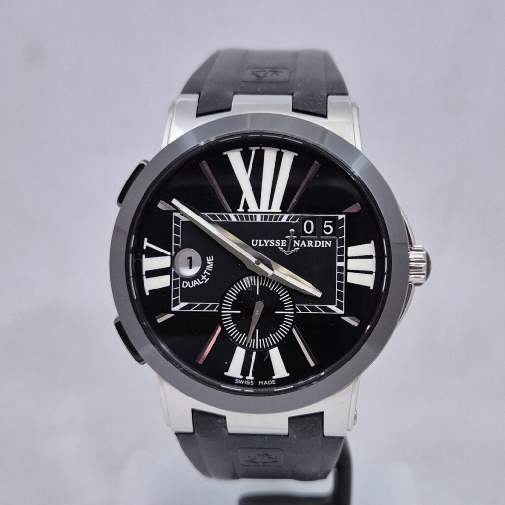 Ulysse Nardin Executive Dual Time 243-00/42 – luksusowy zegarek GMT z mechanizmem UN-24, dużą datą i czarną ceramiczną lunetą. Dostępny w Artemwatch.