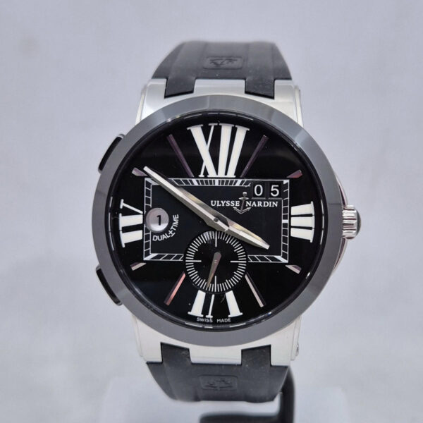 Ulysse Nardin Executive Dual Time 243-0042 Ulysse Nardin Executive Dual Time 243-00/42 – luksusowy zegarek GMT z mechanizmem UN-24, dużą datą i czarną ceramiczną lunetą. Dostępny w Artemwatch.