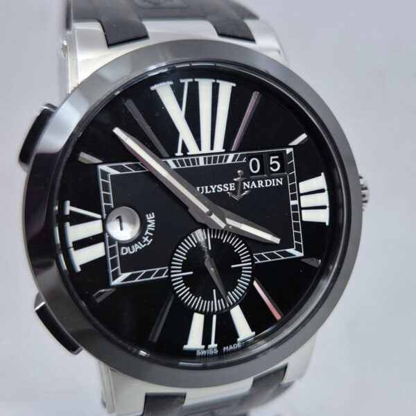 Ulysse Nardin Executive Dual Time 243-0042 (8) Ulysse Nardin Executive Dual Time 243-00/42 – luksusowy zegarek GMT z mechanizmem UN-24, dużą datą i czarną ceramiczną lunetą. Dostępny w Artemwatch.