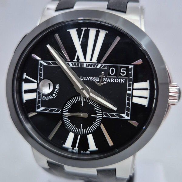 Ulysse Nardin Executive Dual Time 243-0042 (9) Ulysse Nardin Executive Dual Time 243-00/42 – luksusowy zegarek GMT z mechanizmem UN-24, dużą datą i czarną ceramiczną lunetą. Dostępny w Artemwatch.