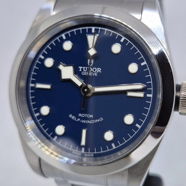 Tudor Black Bay 41 M79540 (10) Tudor Black Bay 41 M79540. Kultowy szwajcarski zegarek automatyczny z niebieską tarczą. Idealny stan, klasyczny styl diver. Dostępny w Artemwatch.