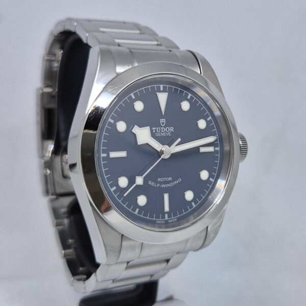 Tudor Black Bay 41 M79540 (6) Tudor Black Bay 41 M79540. Kultowy szwajcarski zegarek automatyczny z niebieską tarczą. Idealny stan, klasyczny styl diver. Dostępny w Artemwatch.