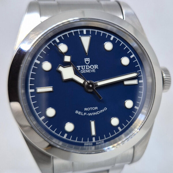 Tudor Black Bay 41 M79540 (9) Tudor Black Bay 41 M79540. Kultowy szwajcarski zegarek automatyczny z niebieską tarczą. Idealny stan, klasyczny styl diver. Dostępny w Artemwatch.