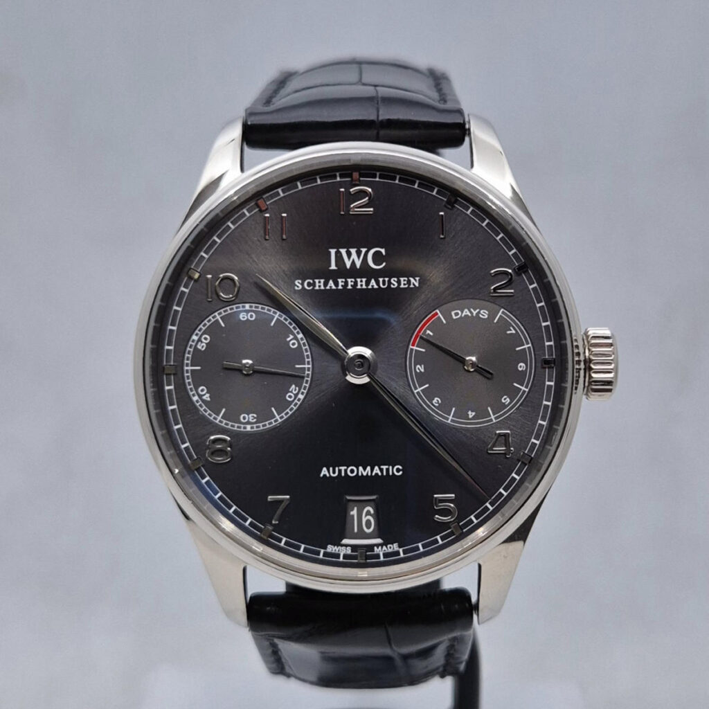 IWC Portugieser IW500106 z kopertą z białego złota i rezerwą chodu 7 dni. Luksusowy szwajcarski zegarek dostępny w Artemwatch