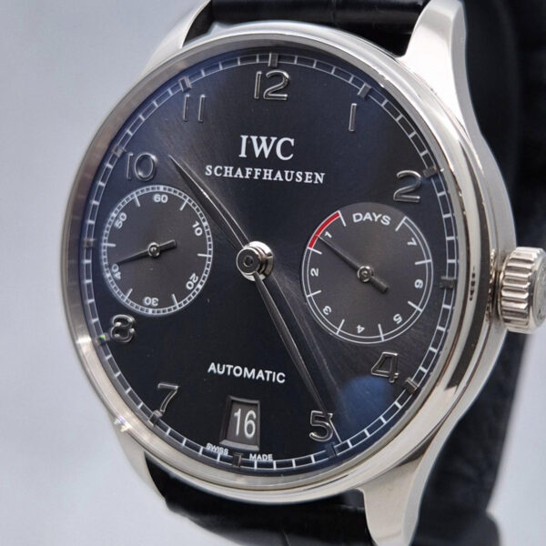 IWC Portuguese 7 Days IW500106 ( 2) IWC Portugieser IW500106 z kopertą z białego złota i rezerwą chodu 7 dni. Luksusowy szwajcarski zegarek dostępny w Artemwatch