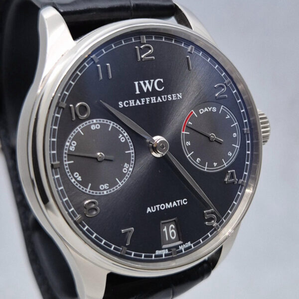 IWC Portuguese 7 Days IW500106 ( 2) IWC Portugieser IW500106 z kopertą z białego złota i rezerwą chodu 7 dni. Luksusowy szwajcarski zegarek dostępny w Artemwatch