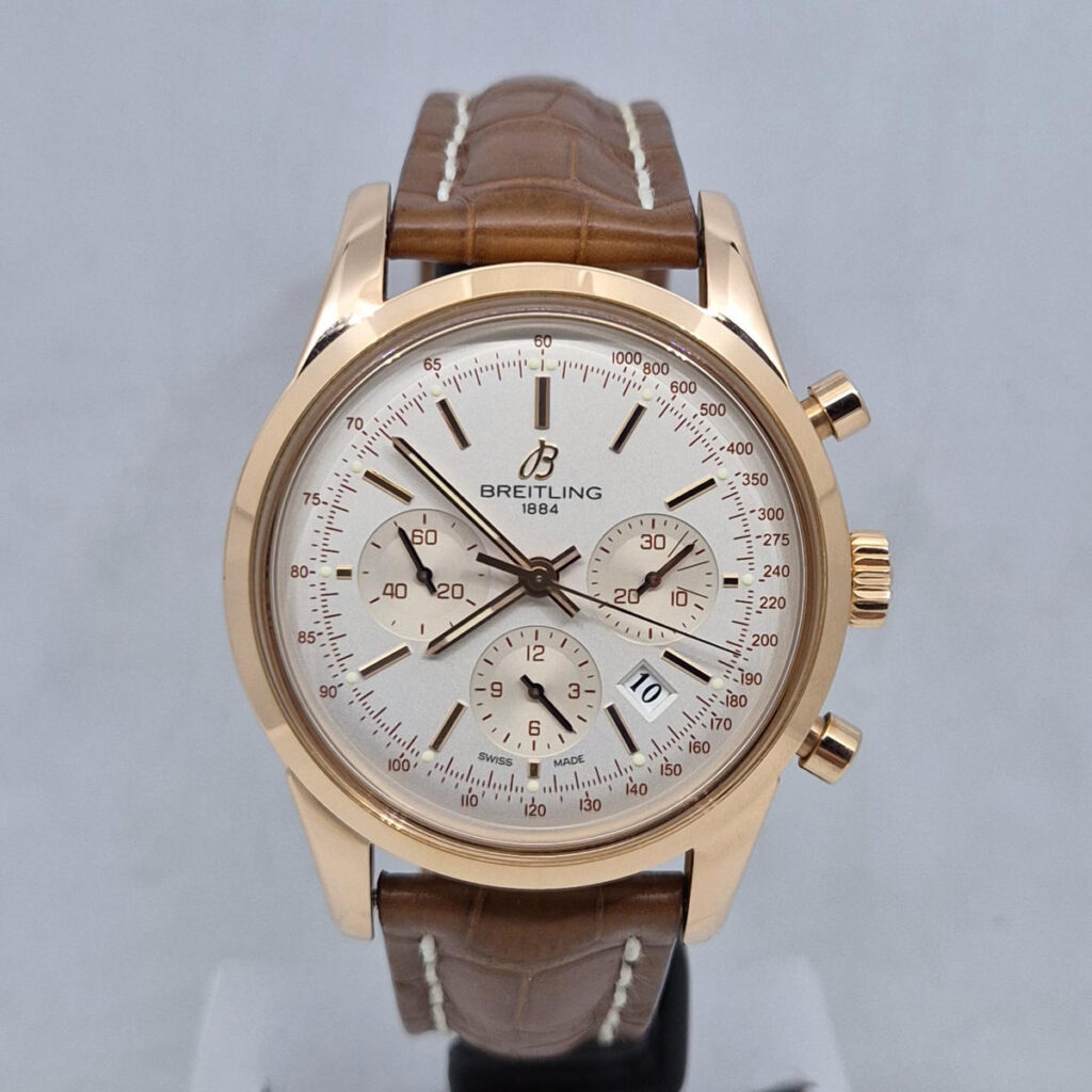 Breitling Transocean Chronograph RB015212/G738- zegarek z 18K różowego złota. Manufakturowy kaliber B01 . Dostępny w Artemwatch.