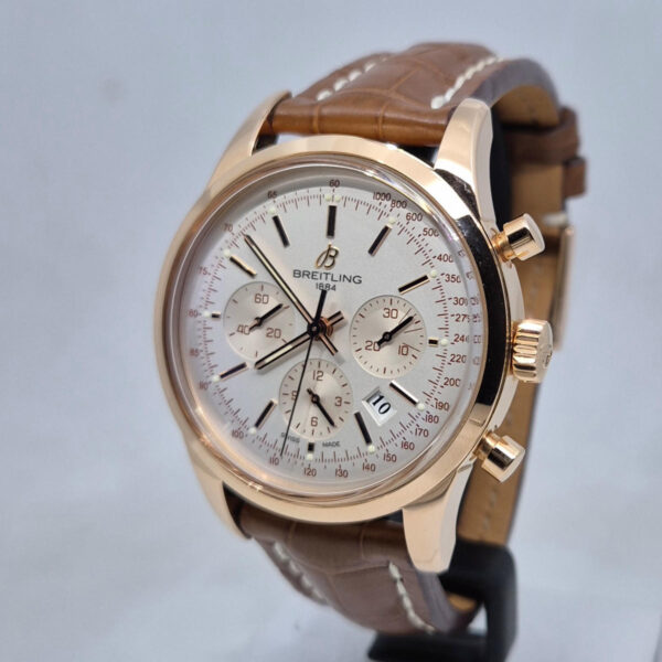 Breitling Transocean Chronograph RB0152 (2) Breitling Transocean Chronograph RB0152- zegarek z 18K różowego złota. Manufakturowy kaliber B01 . Dostępny w Artemwatch.