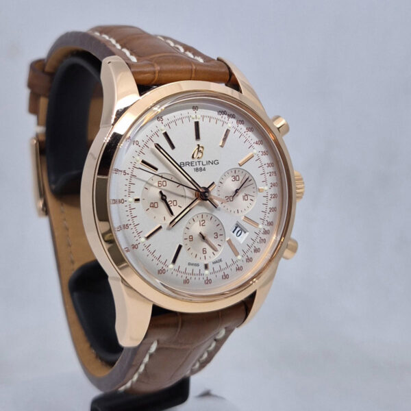 Breitling Transocean Chronograph RB0152 (5) Breitling Transocean Chronograph RB0152- zegarek z 18K różowego złota. Manufakturowy kaliber B01 . Dostępny w Artemwatch.