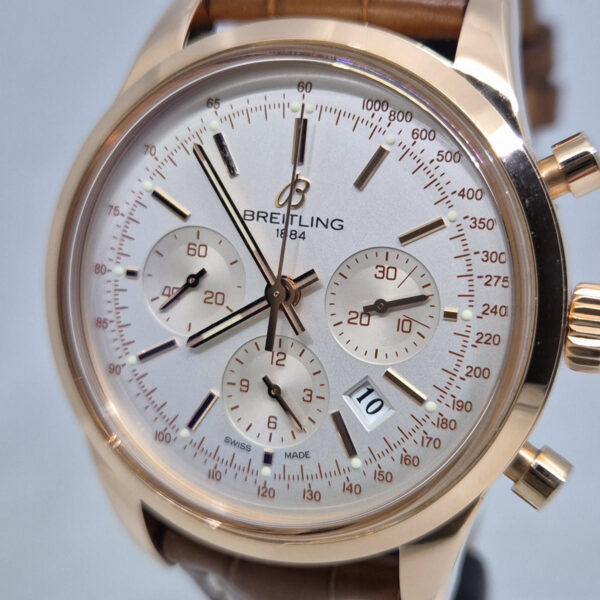 Breitling Transocean Chronograph RB0152 (9) Breitling Transocean Chronograph RB015212/G7380- zegarek z 18K różowego złota. Manufakturowy kaliber B01 . Dostępny w Artemwatch.