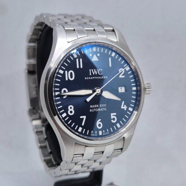 IWC Pilot’s Watch Mark XVIII “Le Petit Prince” IW327016 (18) IWC Pilot’s Watch Mark XVIII „Le Petit Prince” IW327016 – niebieska tarcza, lotniczy styl, edycja specjalna. Dostępny w ArtemWatch