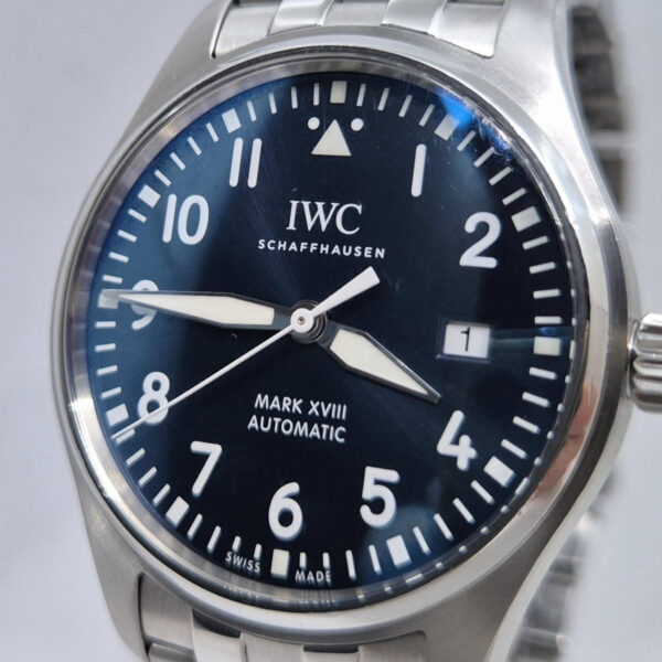 IWC Pilot’s Watch Mark XVIII “Le Petit Prince” IW327016 (4) IWC Pilot’s Watch Mark XVIII „Le Petit Prince” IW327016 – niebieska tarcza, lotniczy styl, edycja specjalna. Dostępny w ArtemWatch