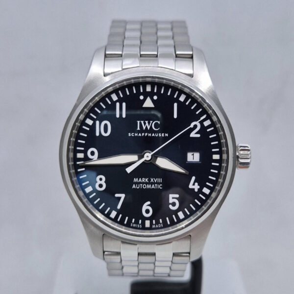 IWC Pilot’s Watch Mark XVIII “Le Petit Prince” IW327016 IWC Pilot’s Watch Mark XVIII “Le Petit Prince” IW327016 – niebieska tarcza, lotniczy styl, edycja specjalna. Dostępny w ArtemWatch