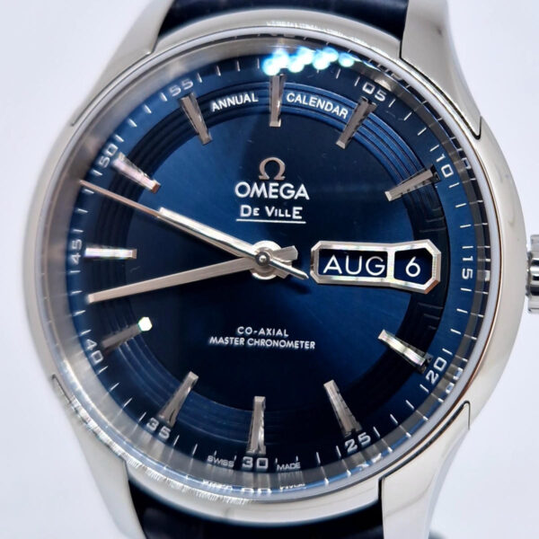 Omega De Ville Annual Calendar 433.33.41.22.03 (8) Omega De Ville Annual Calendar 433.33.41.22.03.001 – luksusowy zegarek z kalendarzem rocznym. Dostępny w Artemwatch.