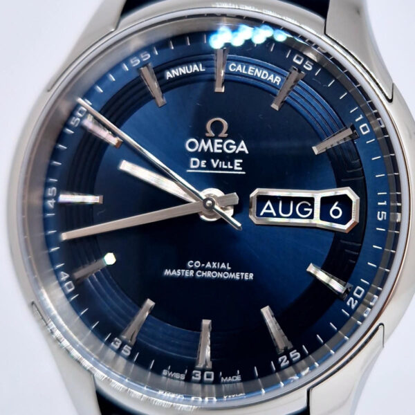 Omega De Ville Annual Calendar 433.33.41.22.03 (9) Omega De Ville Annual Calendar 433.33.41.22.03.001 – luksusowy zegarek z kalendarzem rocznym. Dostępny w Artemwatch.