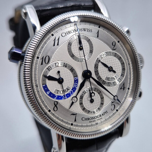 Chronoswiss Tora CH-7423 – luksusowy chronograf, caliber C.743, GMT, tarcza guilloché, stalowa koperta 38 mm. Dostępny w Artemwatch.