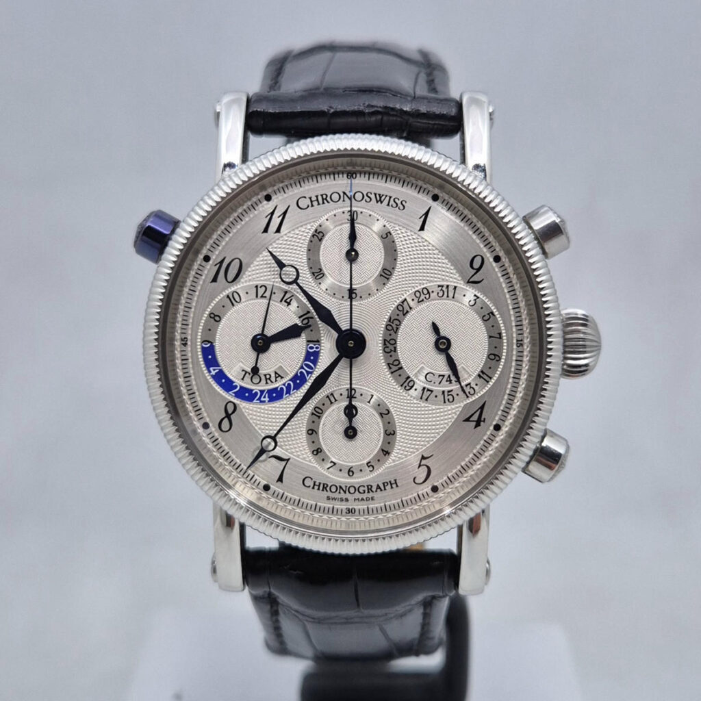 Chronoswiss Tora CH-7423 – luksusowy chronograf, caliber C.743, GMT, tarcza guilloché, stalowa koperta 38 mm. Dostępny w Artemwatch.