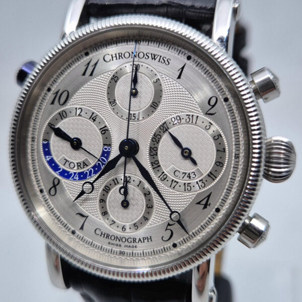 Chronoswiss Tora CH 7423 (14) Chronoswiss Tora CH-7423 – luksusowy chronograf, caliber C.743, GMT, tarcza guilloché, stalowa koperta 38 mm. Dostępny w Artemwatch.