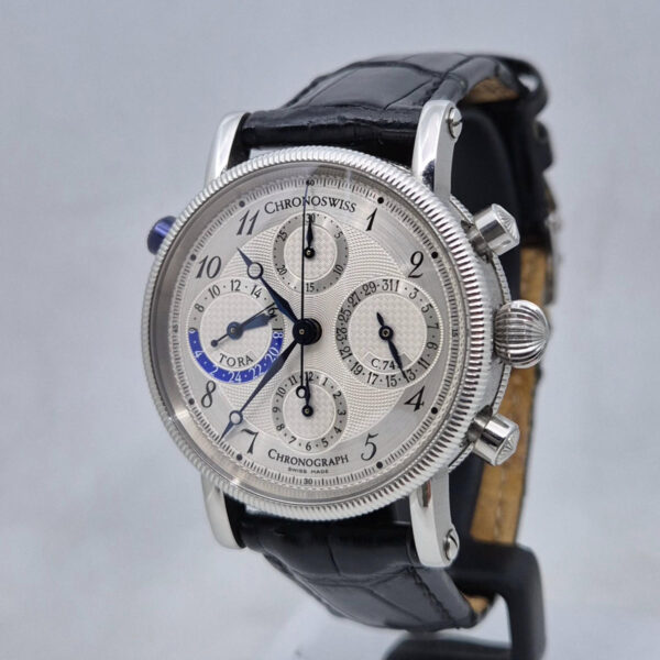 Chronoswiss Tora CH 7423 (3) Chronoswiss Tora CH-7423 – luksusowy chronograf, caliber C.743, GMT, tarcza guilloché, stalowa koperta 38 mm. Dostępny w Artemwatch.
