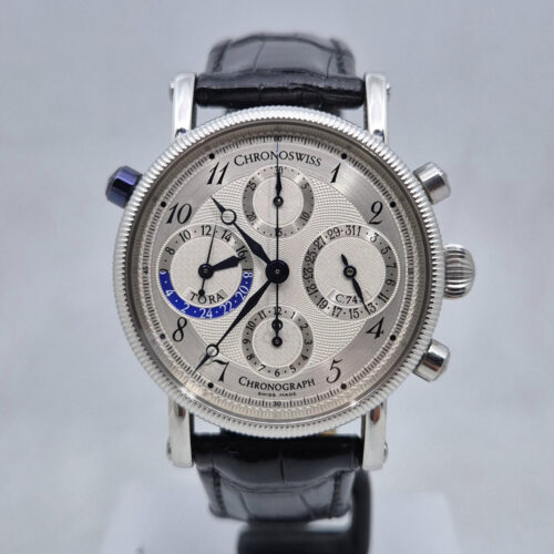 Chronoswiss Tora CH-7423 – luksusowy chronograf, caliber C.743, GMT, tarcza guilloché, stalowa koperta 38 mm. Dostępny w Artemwatch.