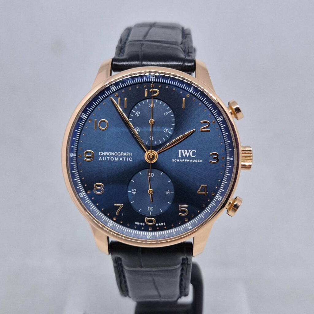 IWC Portugieser Chronograph IW371614 Boutique Edition – luksusowy zegarek z czerwonego złota 5N, kaliber 69355, niebieska tarcza. Dostępny w Artemwatch.