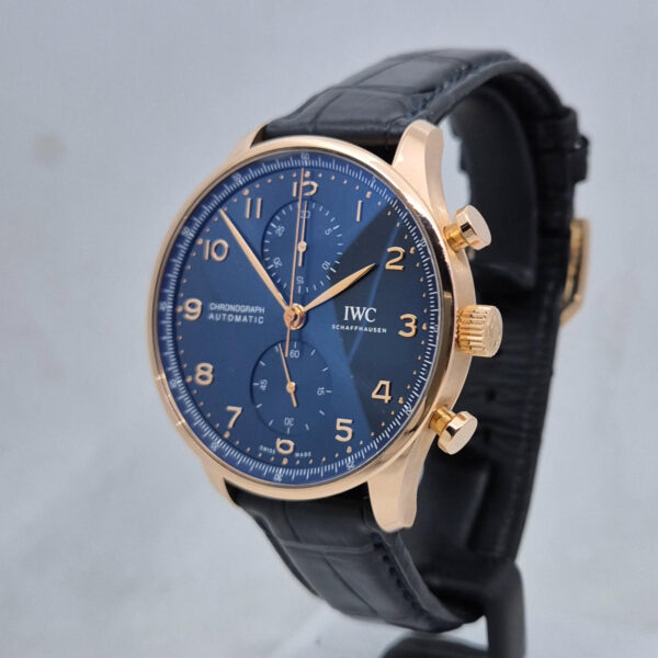 IWC Portugieser Chronograph IW371614 (14) IWC Portugieser Chronograph IW371614 Boutique Edition – luksusowy zegarek z czerwonego złota 5N, kaliber 69355, niebieska tarcza. Dostępny w Artemwatch.