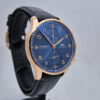 IWC Portugieser Chronograph IW371614 (17) IWC Portugieser Chronograph IW371614 Boutique Edition – luksusowy zegarek z czerwonego złota 5N, kaliber 69355, niebieska tarcza. Dostępny w Artemwatch.